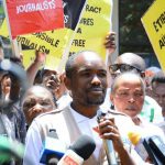 Les journalistes de Meru protestent contre l'agression présumée du journaliste de K24 dans les bureaux du comté et exigent justice