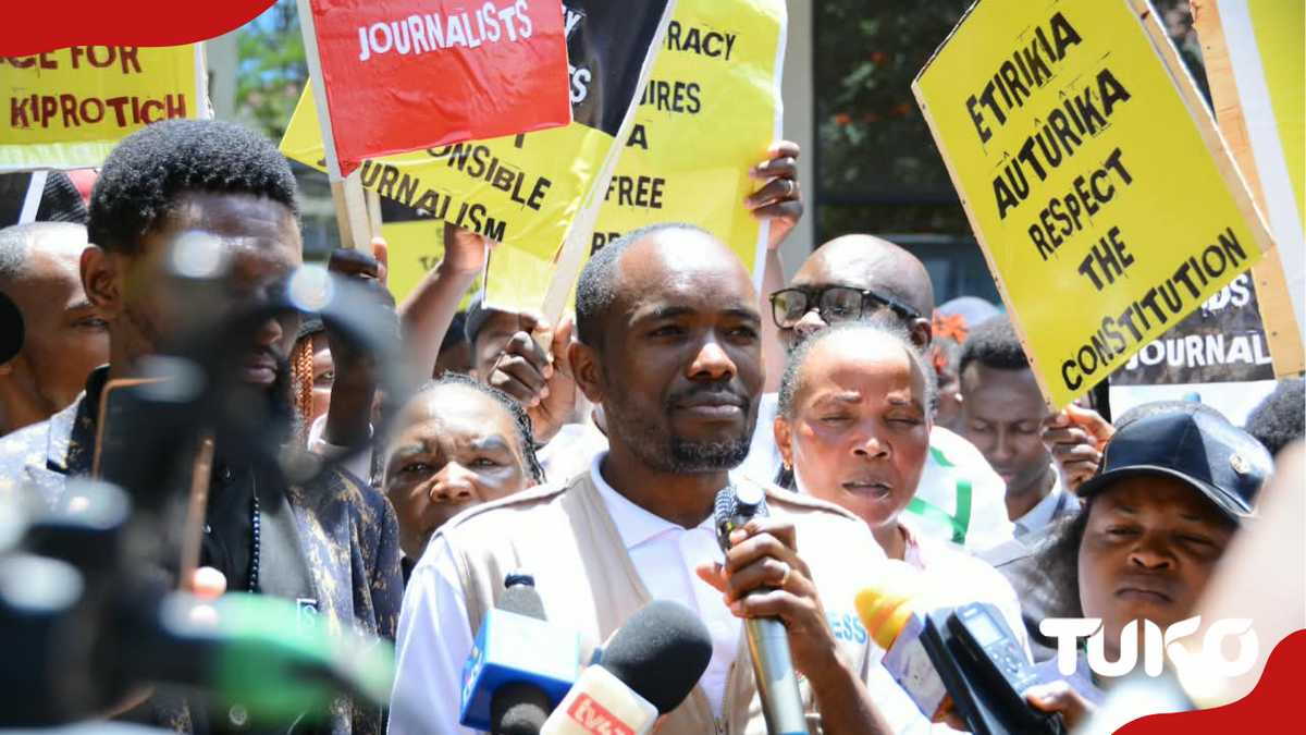 Les journalistes de Meru protestent contre l'agression présumée du journaliste de K24 dans les bureaux du comté et exigent justice