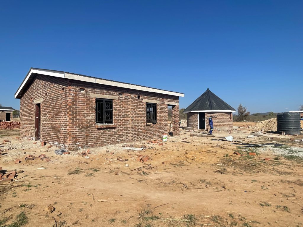 Les relocalisations Sandawana de 104 familles commencent alors que de nouveaux développements communautaires prennent forme