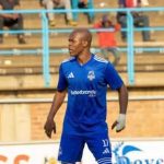 Musona snobe la poignée de main de l'entraîneur après le remplacement lors du match nul du Scotland FC contre Platinum