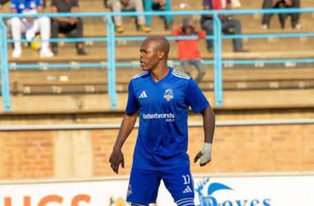 Musona snobe la poignée de main de l'entraîneur après le remplacement lors du match nul du Scotland FC contre Platinum