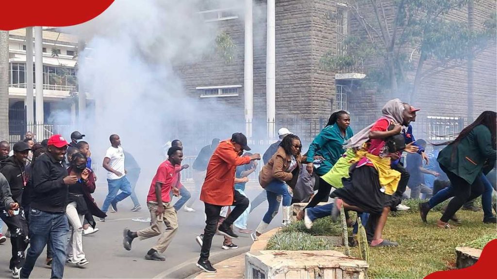 Nairobi : Des batailles se déroulent dans le CBD alors que la police lance des gaz lacrymogènes pour disperser les commerçants protestataires