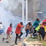 Nairobi : Des batailles se déroulent dans le CBD alors que la police lance des gaz lacrymogènes pour disperser les commerçants protestataires