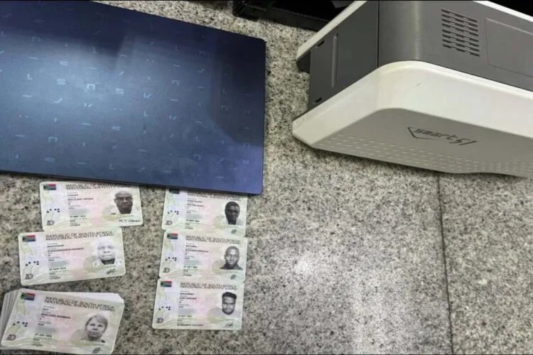 Un Zimbabwéen accusé d'avoir dirigé une "usine" de fausses cartes d'identité SA à Johannesburg
