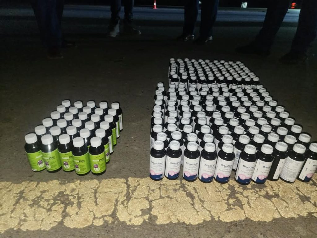 Un passeur présumé arrêté pour possession illégale de sirop contre la toux non enregistré d'une valeur de 2 000 dollars américains