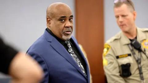 AFP via Getty Images Duane Davis entre dans la salle d'audience lors de son procès pour meurtre, lié au meurtre du rappeur Tupac Shakur en 1996, au tribunal de district du comté de Clark, au centre de justice régional de Las Vegas, Nevada, le 27 août 2026.