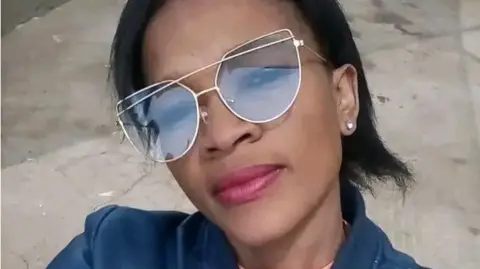 Dineo Motapane Dineo Motapane est vu avec des lunettes