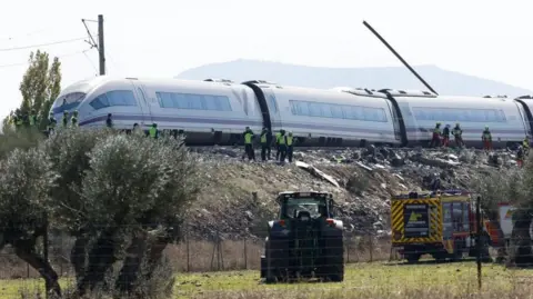 EPA/ Shutterstock Le train montrant un long morceau de métal dépassant d'un wagon