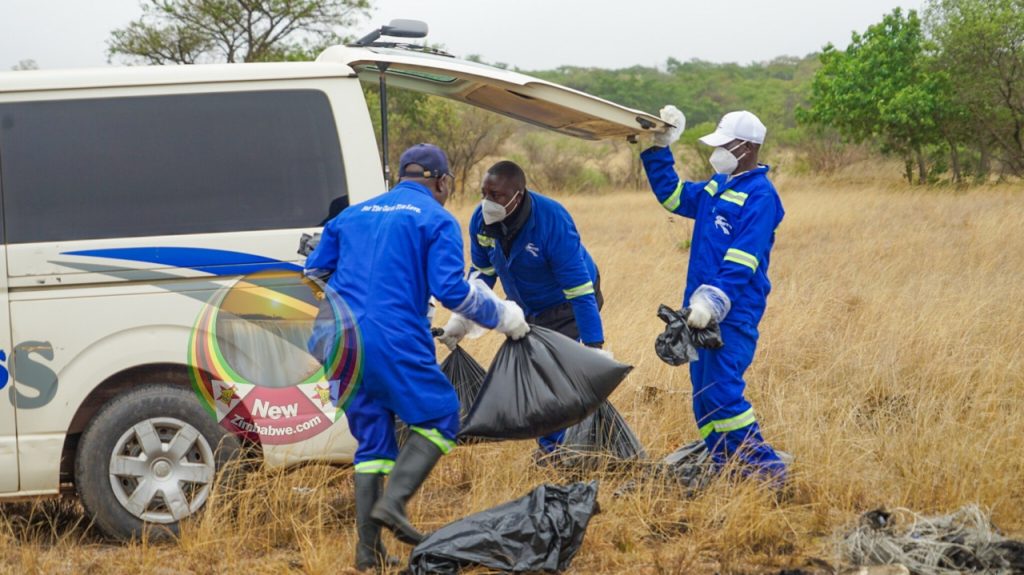 Chivayo, son épouse et les corps lourdement démembrés de trois autres personnes ont été retirés du lieu de l'accident après 18 heures d'opération
