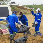 Chivayo, son épouse et les corps lourdement démembrés de trois autres personnes ont été retirés du lieu de l'accident après 18 heures d'opération