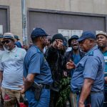 Des manifestants anti-immigration se déplacent dans le CBD de Joburg sous la surveillance de la police après l'incendie d'une voiture par la Cour constitutionnelle