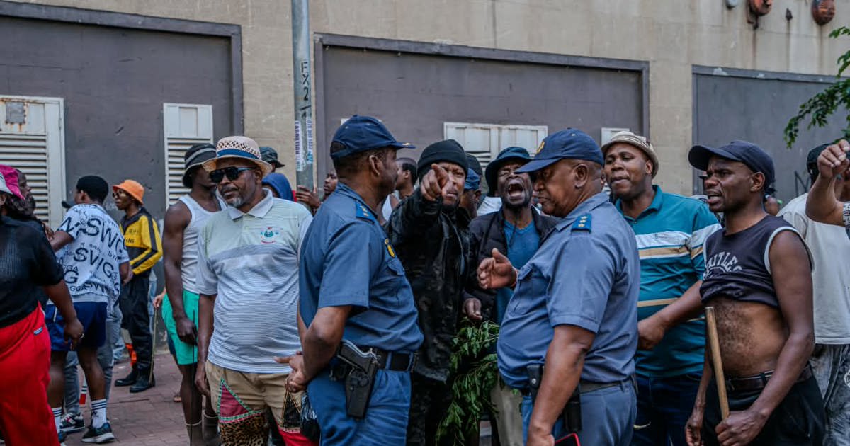 Des manifestants anti-immigration se déplacent dans le CBD de Joburg sous la surveillance de la police après l'incendie d'une voiture par la Cour constitutionnelle