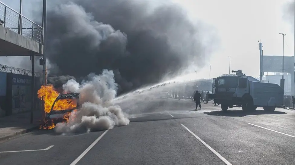 Des voitures incendiées et des magasins pillés alors que la violence anti-migrants éclate en Afrique du Sud