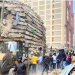 Effondrement du bâtiment d'Eastleigh : les sauveteurs font une course contre la montre pour trouver des survivants, la police lance des gaz lacrymogènes