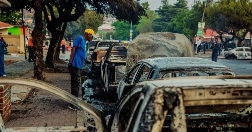 La violence publique en dehors de ConCourt est un acte contre l'État, déclare Bandile Masuku
