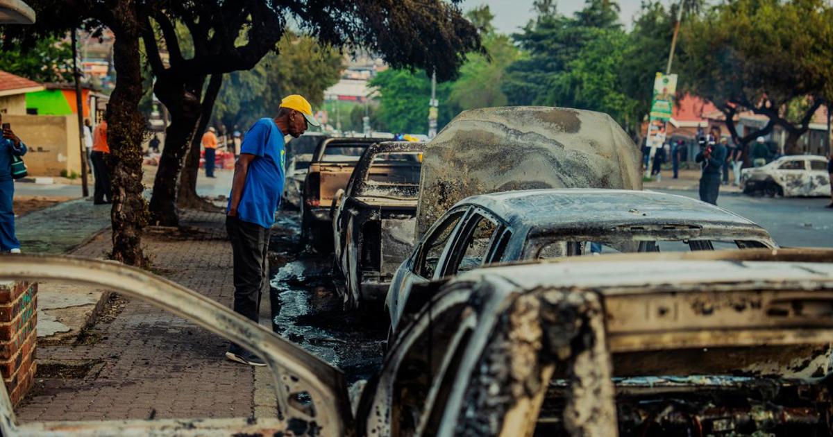 La violence publique en dehors de ConCourt est un acte contre l'État, déclare Bandile Masuku