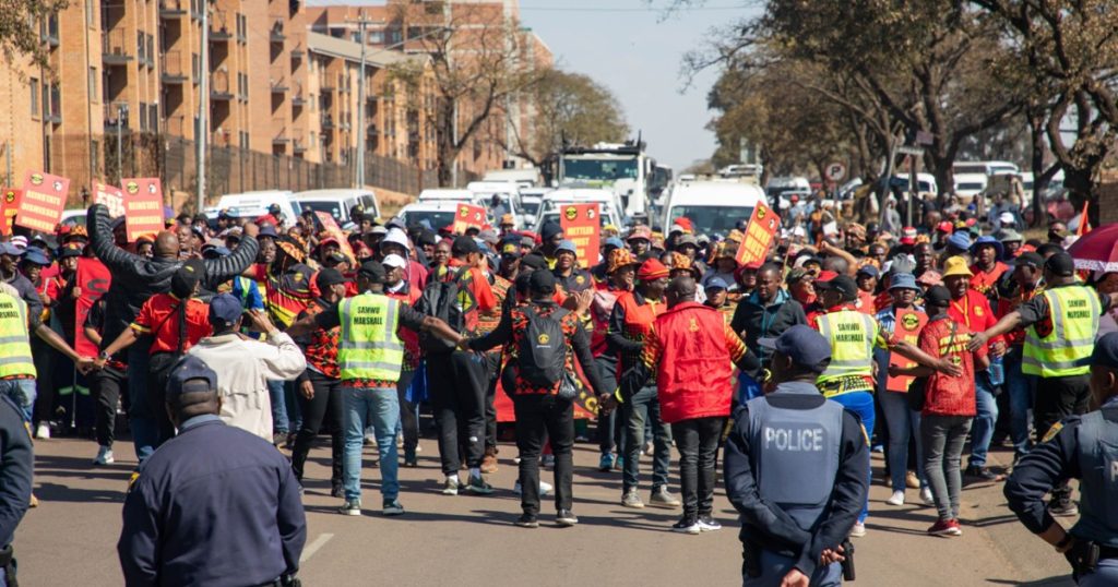 M1 fermé à Smit Street en raison d'un conflit salarial avec les employés municipaux
