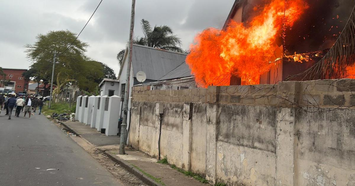 Trois maisons et une moto incendiées à Umbilo au milieu de manifestations volatiles contre l'immigration illégale à Durban