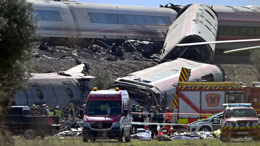 Un accident de train à grande vitesse tue au moins 68 personnes en Espagne