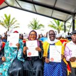 Une femme de Mombasa reçoit un titre de propriété après 60 ans de lutte contre les accapareurs de terres à Nyali