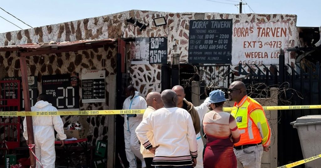 Une mauvaise conception et des armes illégales parmi les facteurs qui rendent les tavernes sud-africaines vulnérables aux fusillades de masse, selon un criminologue