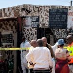 Une mauvaise conception et des armes illégales parmi les facteurs qui rendent les tavernes sud-africaines vulnérables aux fusillades de masse, selon un criminologue