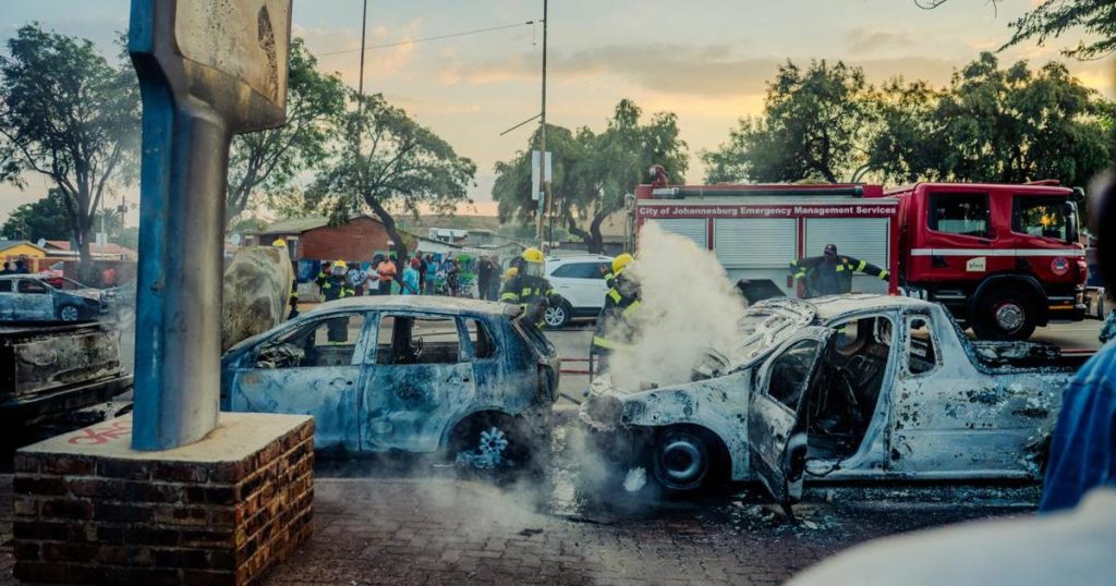 Violences à Soweto : la police de Gauteng suit des pistes après l'incendie de véhicules