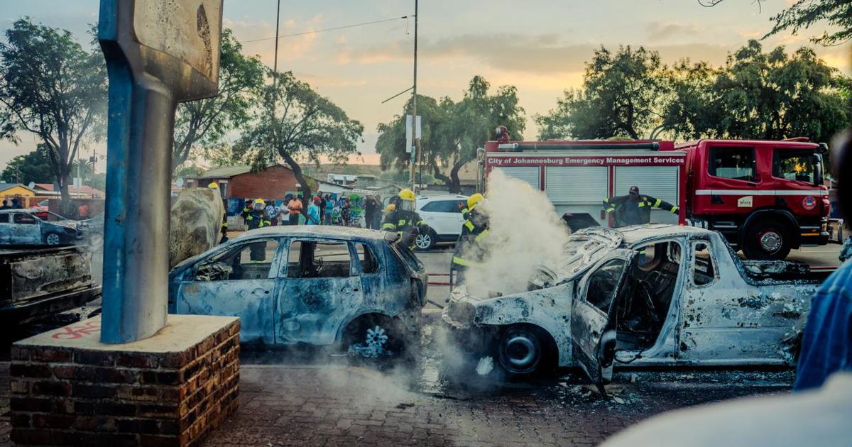 Violences à Soweto : la police de Gauteng suit des pistes après l'incendie de véhicules